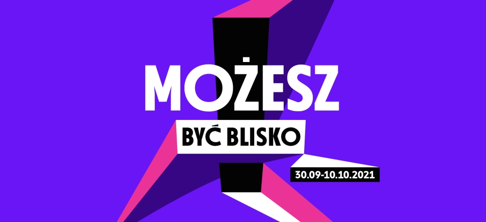 Plakat 9. Festiwalu Kultury bez Barier. Jasne fioletowe tło. Pośrodku duży czarny wykrzyknik, na nim napis MOŻESZ BYĆ BLISKO i daty od 30 września do 10 października 2021. Wszystkie elementy są kolorowe, jakby trójwymiarowe. Całość sprawia wrażenie jakby wystawała z plakatu i była bliżej nas.