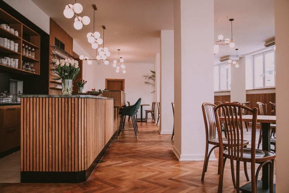 Na obrazie widzimy wnętrze restauracji, w której odbędzie się kolacja szabatowa w ramach festiwalu Tisz.