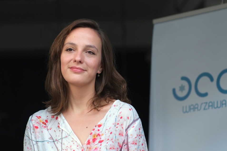 Agata Rakowiecka, dyrektor JCC Warszawa. Brunetka z włosami do ramion uśmiecha się.