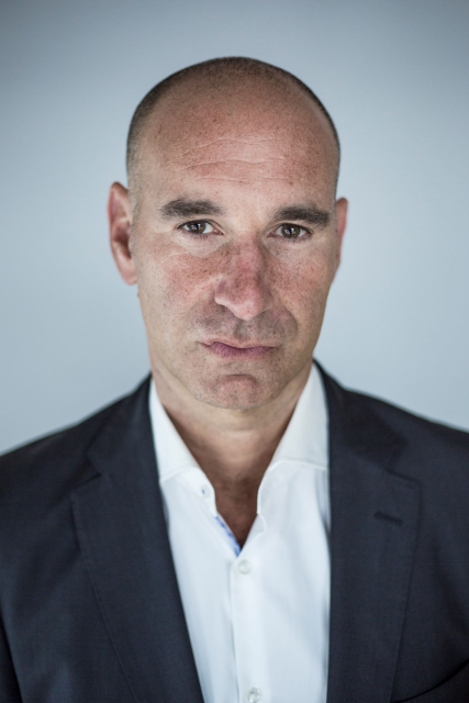Jonathan Orstein. Dyrektor JCC Kraków. Łysy mężczyzna w średnim wieku z brązowymi oczami. Ubrany jest w garnitur.