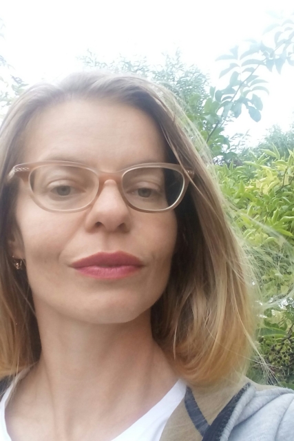 Magdalena Maciudzińska-Kamczycka. Blondynka w okularach.