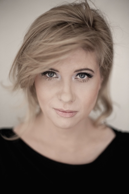 Monika Weychert. Blondynka z upiętymi włosami.