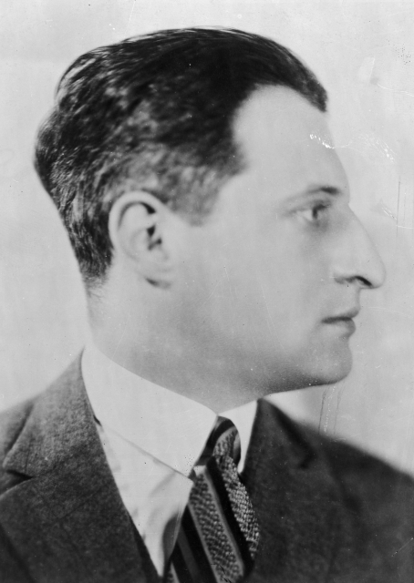 Julian Tuwim ukazany z profilu. Ciemnowłosy mężczyzna z orlim nosem.