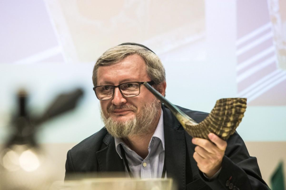 Mężczyzna w mycce i okularach podczas spotkania w ramach cyklu "Żydowskie ABC".