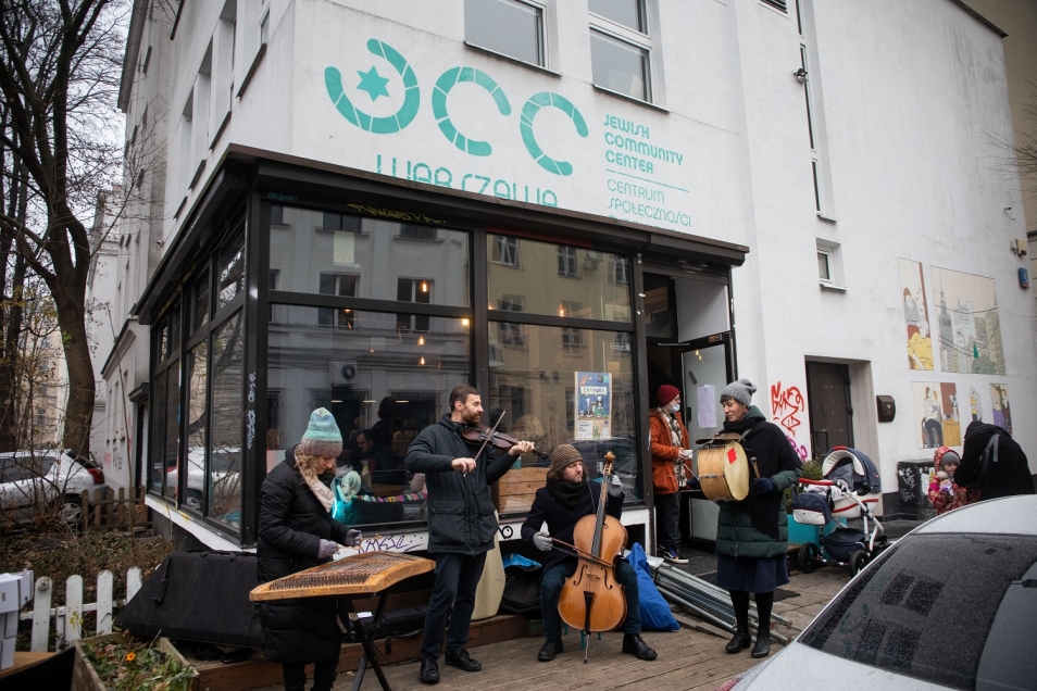 Orkiestra stoi przed JCC Warsaw.