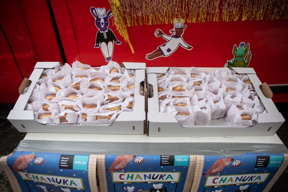 Pączki stoją na stole podczas Rodzinnej Chanuki 2021.