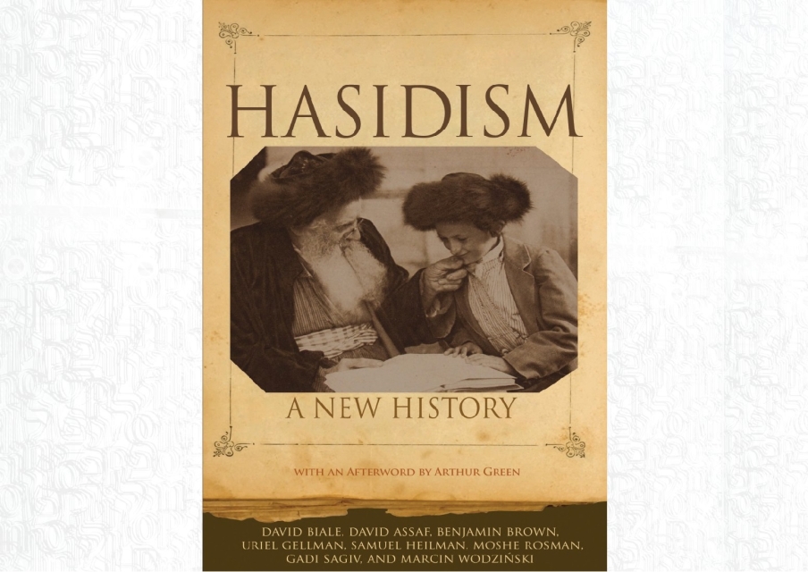 Okładka książki Hasidism. A new history. Na okładce dwóch Żydów - młodszy i starszy z brodą w czarnych, futrzastych czapkach.