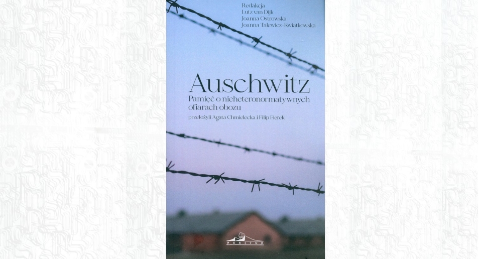 Okładka książki "Auschwitz. Pamięć o nieheteronormatywnych ofiarach obozu". Na tle nieba druty kolczaste, w tle obozowy barak.