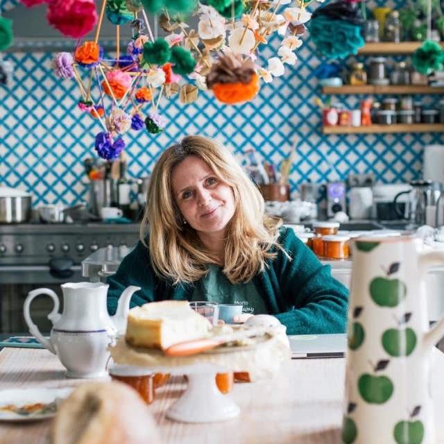 Uśmiechnięta Marta Bradshaw w kolorowej kuchni.