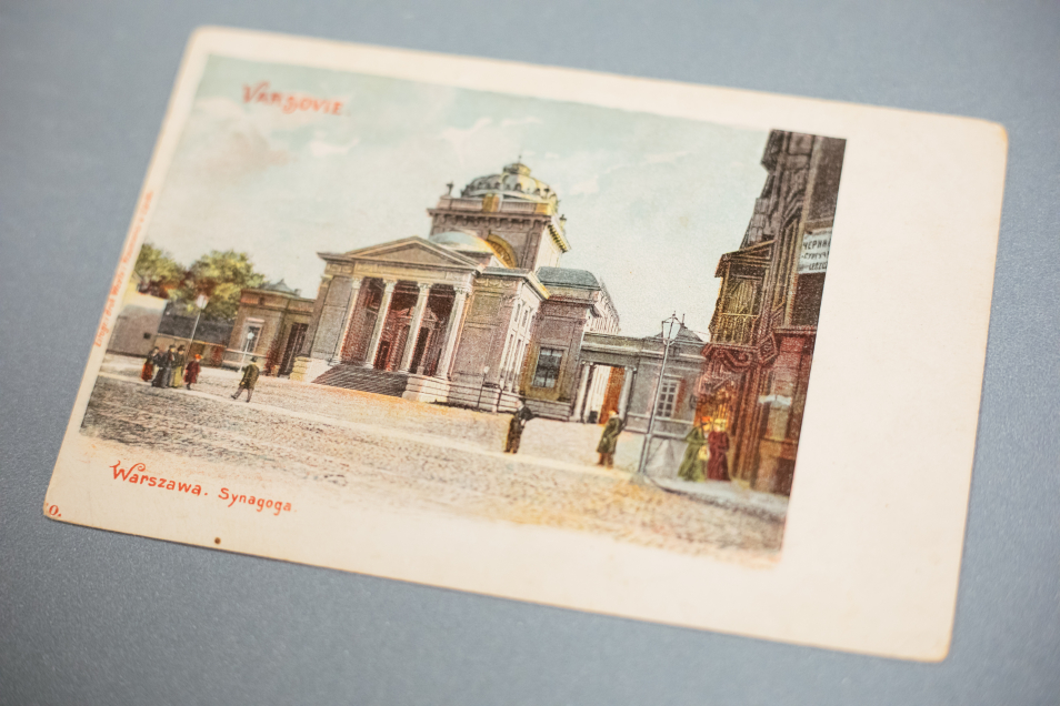 Pocztówka przedstawia Wielką Synagogę na Tłomackiem w Warszawie.