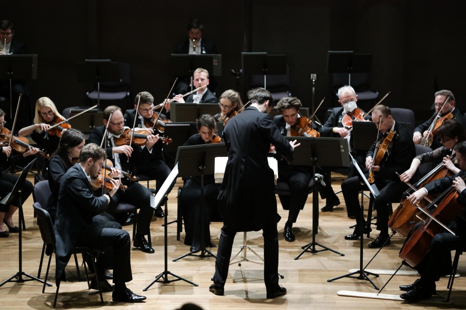 Orkiestra Sinfonia Varsovia i dyrygent Yaroslav Shemet podczas koncertu "Solidarni z Ukrainą" w Muzeum POLIN.