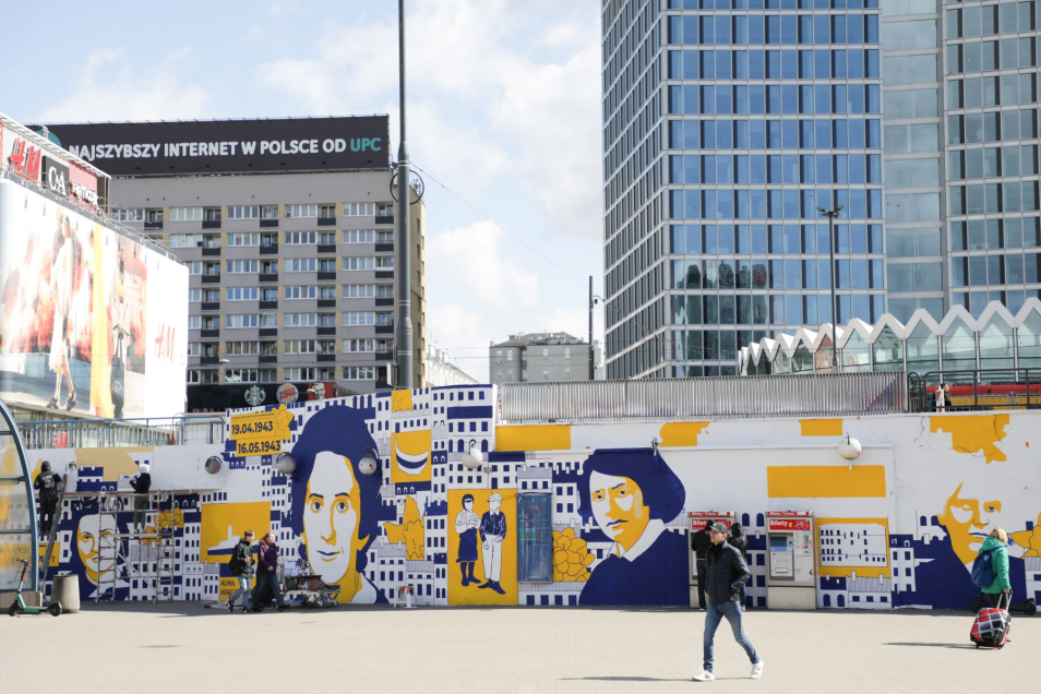 Mural przy metrze Centrum upamiętniający bohaterki i bohaterów powstania w getcie warszawskim.