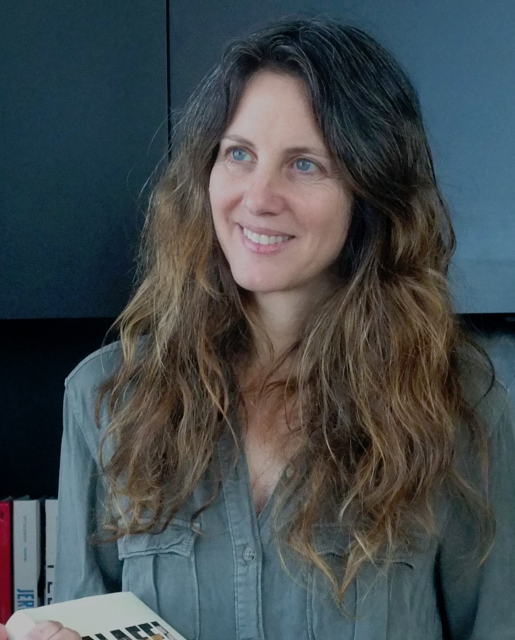 Yael Raviv - uśmiechnięta, długowłosa, niebieskooka brunetka, autorka książki "Falafel Nation", prowadząca wykład Naród Falafela.