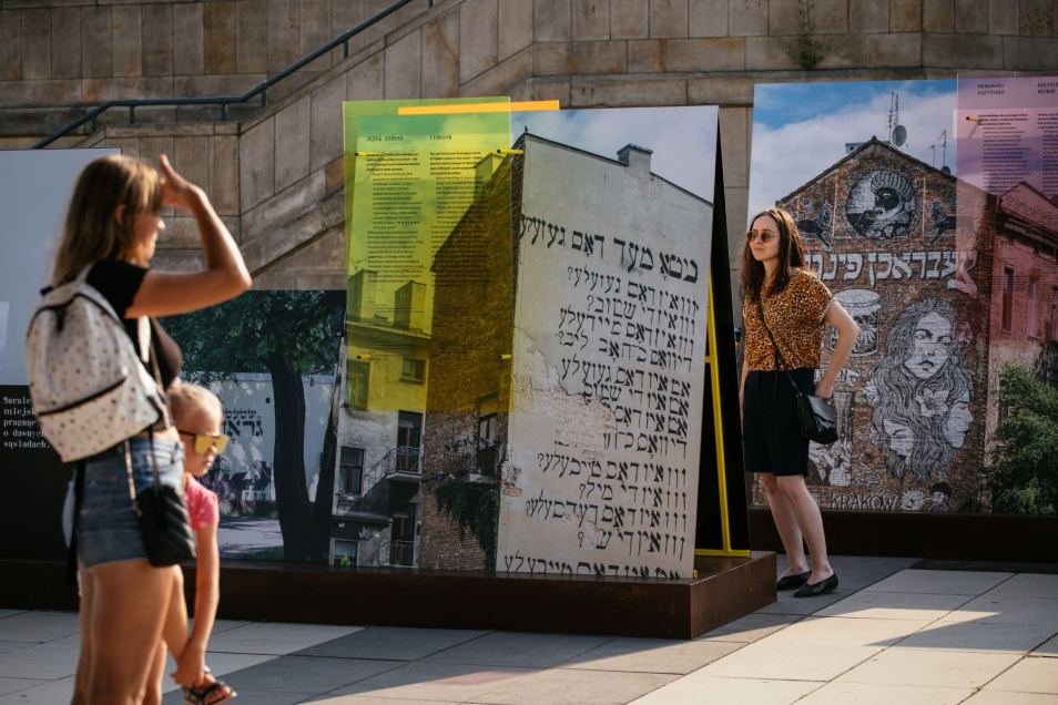 Dwie kobiety oglądają prace prezentowane nad Wisłą w ramach wystawy "Pełno ich nigdzie".