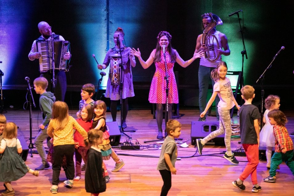 Koncert w Muzeum POLIN. Dzieci i muzycy na scenie w audytorium.