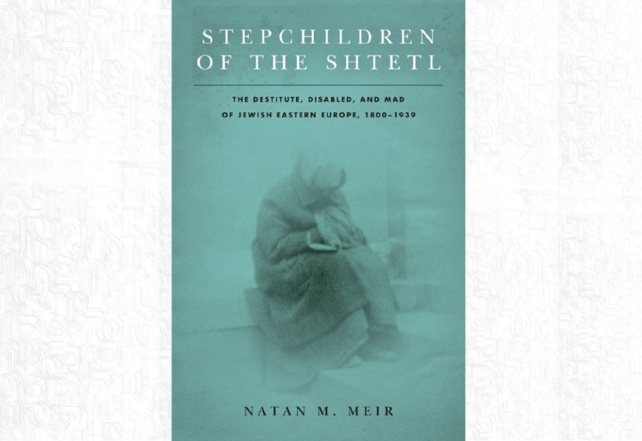 Okładka książki Natana Meira "Stepchildren of the Shtetl". Skulona postać siedzi na murku w łachmanach.