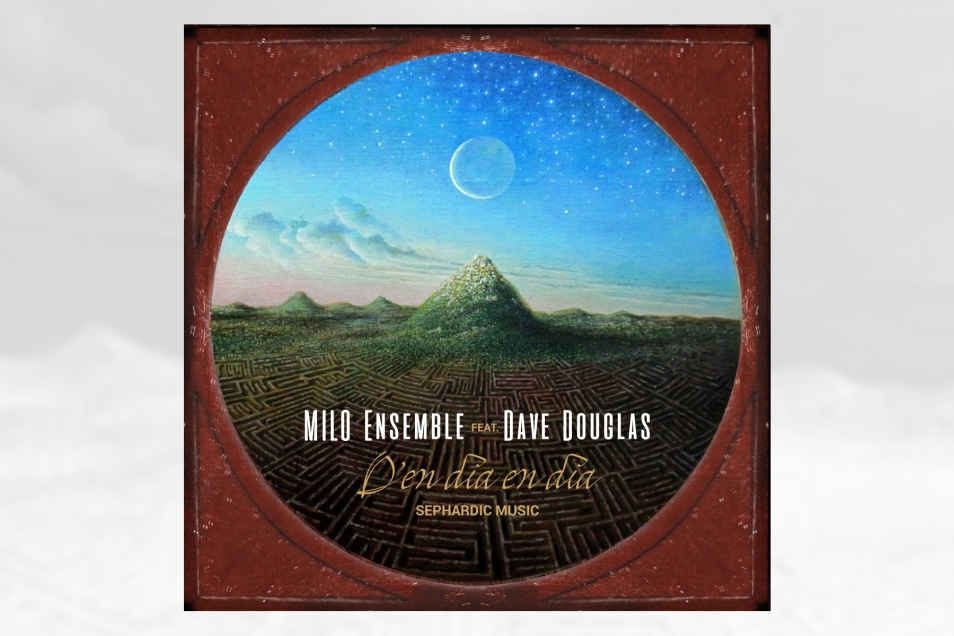 Okładka płyty MILO ENSEMBLE "D’en dia en dia. Sephardic Music" - pokryta zielenią góra na tle gwiaździstego nieba.