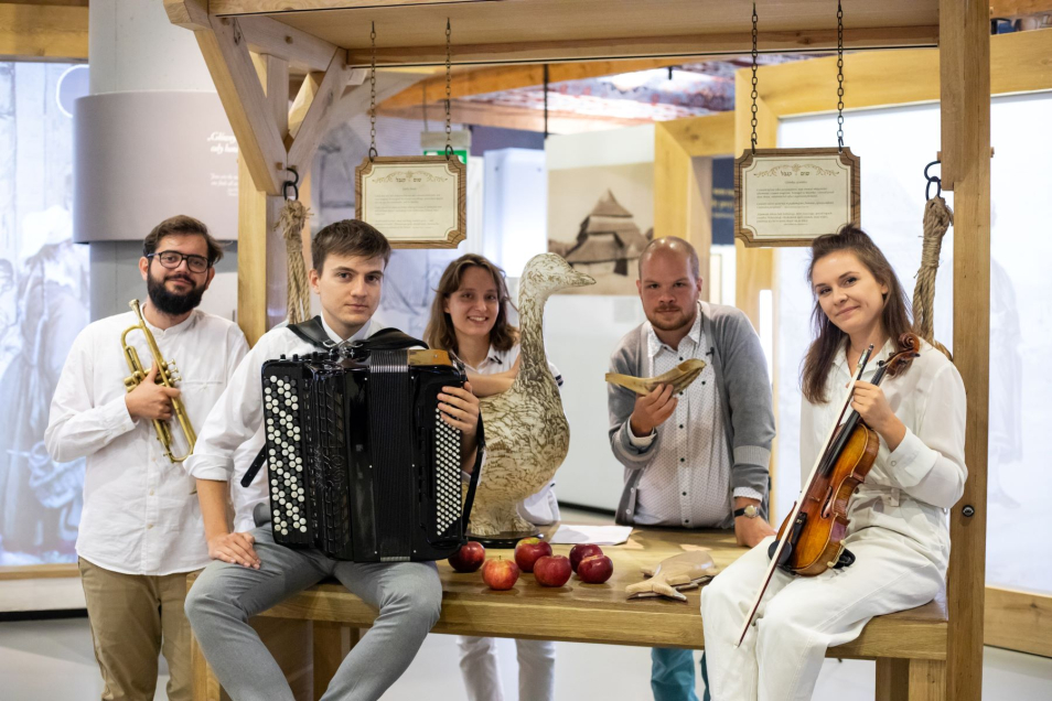 Grupa muzyków z instrumentami na wystawie stałej w Muzeum POLIN.