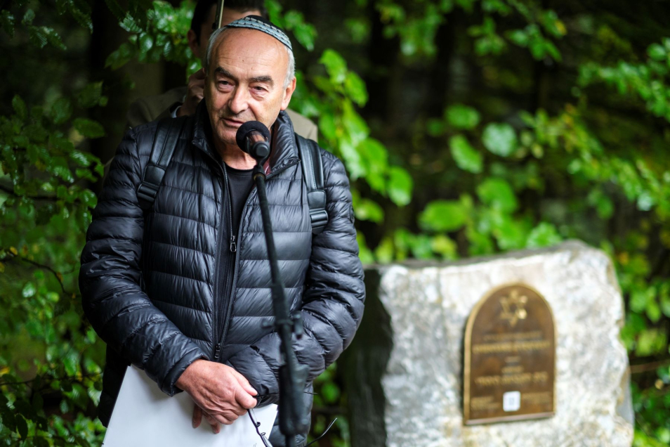 Zygmunt Stępiński przemawia podczas prezentacji tablicy oznaczającej cmentarz żydowski w Brzozowie.