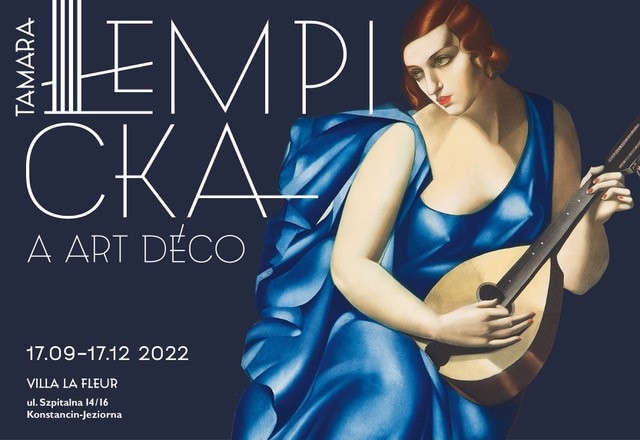 "Kobieta w niebieskiej sukience" - jedno z dzieł Tamary Łempickiej. Obok napis Tamara Łempicka a art deco, 17.09-17.12.2022, Villa la Fleur, ul. Szpitalna 14/16, Konstancin Jeziorna.