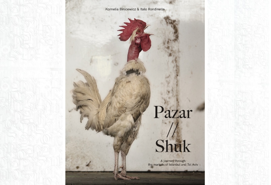 Okładka książki "Pazar // Shuk" Kornelii Binicewicz i Italo Rondinellego. Znajduje się na niej piejący kogut.