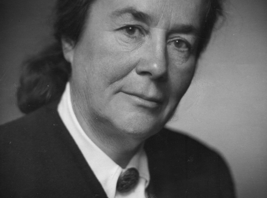 Zofia Kossak ubrana w białą koszulę i czarną marynarkę.