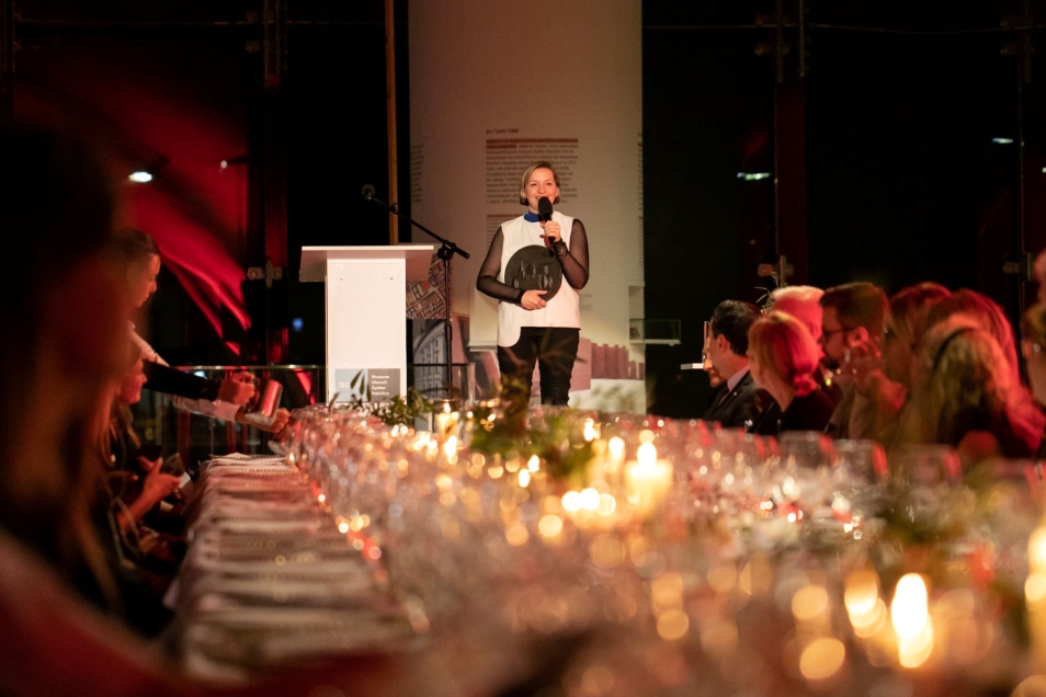 Magdalena Maślak przemawia podczas uroczystości wręczenia Nagrody Europa Nostra 2022 za TISZ Festiwal.