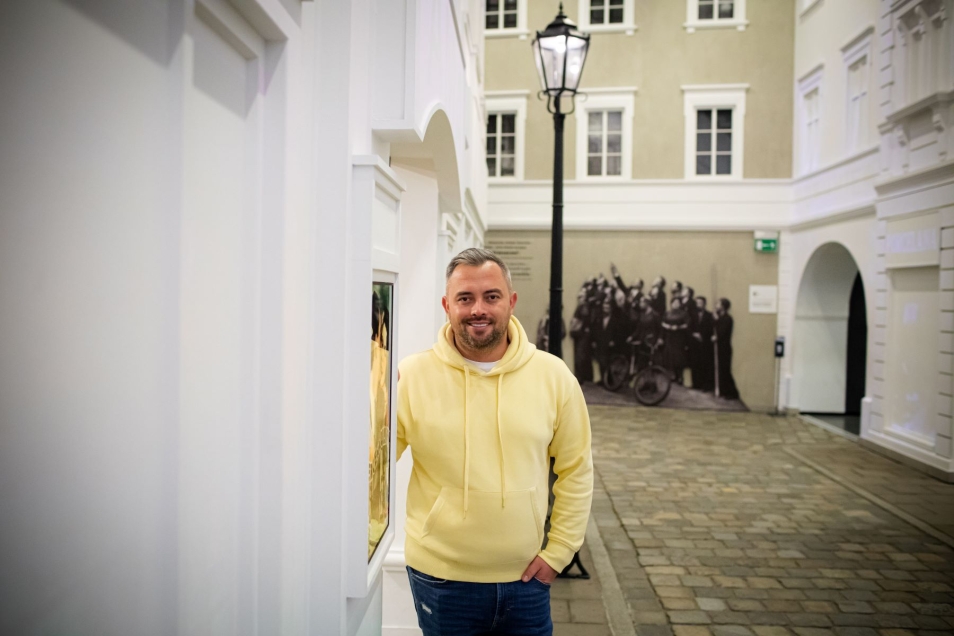 Przewodnik Muzeum POLIN w galerii "Na żydowskiej ulicy" na wystawie stałej.