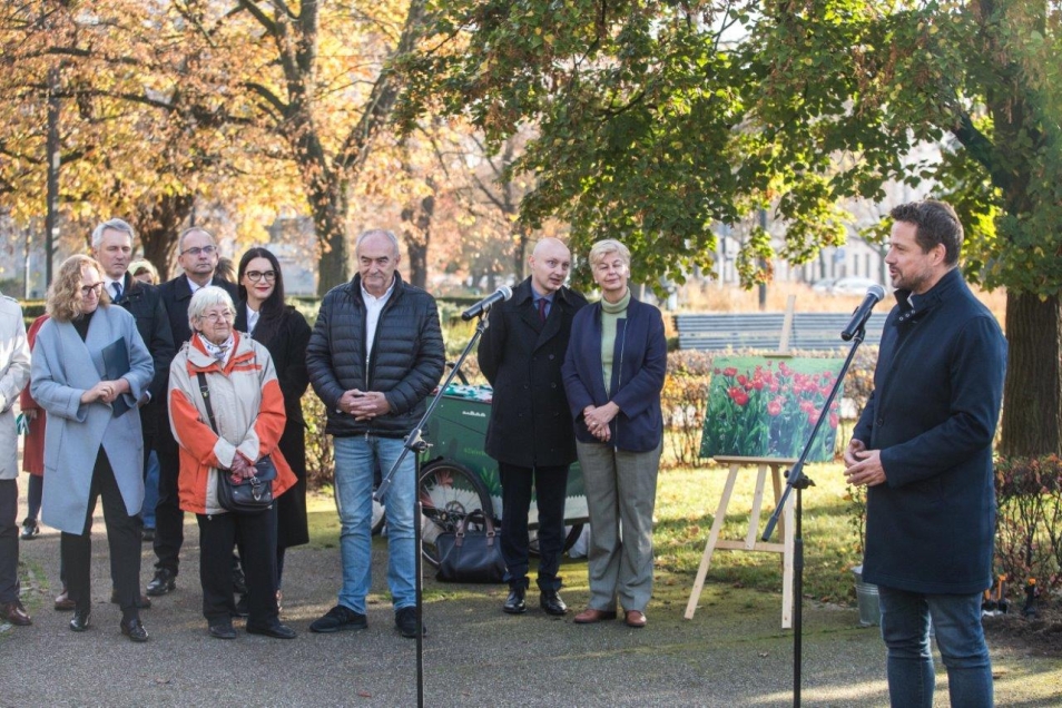 Rafał Trzaskowski przemawia podczas uroczystości sadzenia tulipanów odmiany Ireny Sendler przy Muzeum POLIN. Obok Janina Zgrzembska, Zygmunt Stępiński, przedstawiciele m.st. Warszawa i Królestwa Niderlandów w Polsce.