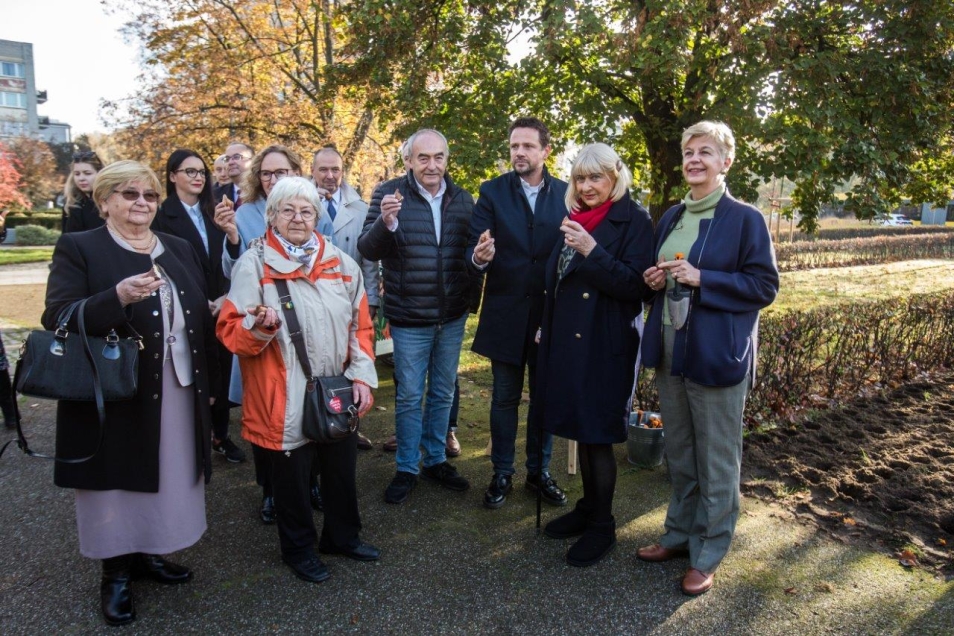 Zygmunt Stępiński, Janina Zgrzembska, Rafał Trzaskowski i przedstawiciele Ambasady Królestwa Niderlandów trzymają cebulki tulipanów im. Ireny Sendler.