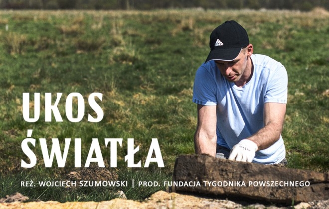 Kadr z filmu "Ukos światła", reż. Wojciech Szumowski, prod. Fundacja Tygodnika Powszechnego. Dariusz Popiela podczas prac na cmentarzu w Czarnym Dunajcu.
