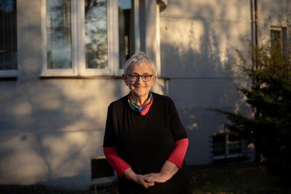Magdalena Smoczyńska stoi przy jakimś budynku.