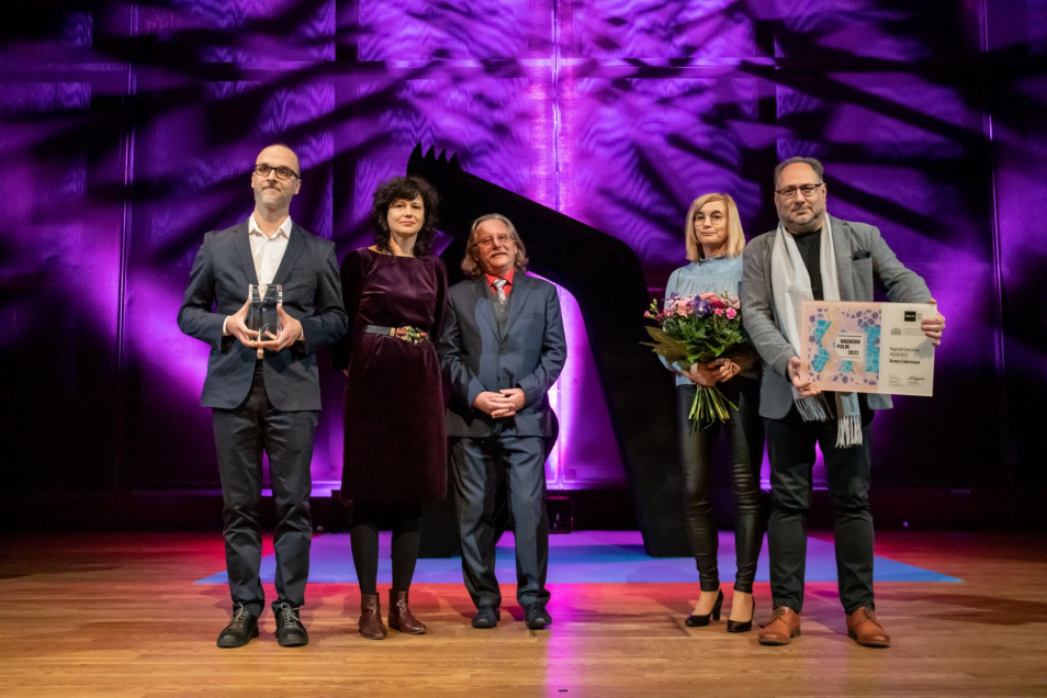 Przedstawiciele Fundacji Brama Cukermana na scenie w Audytorium podczas gali Nagrody POLIN