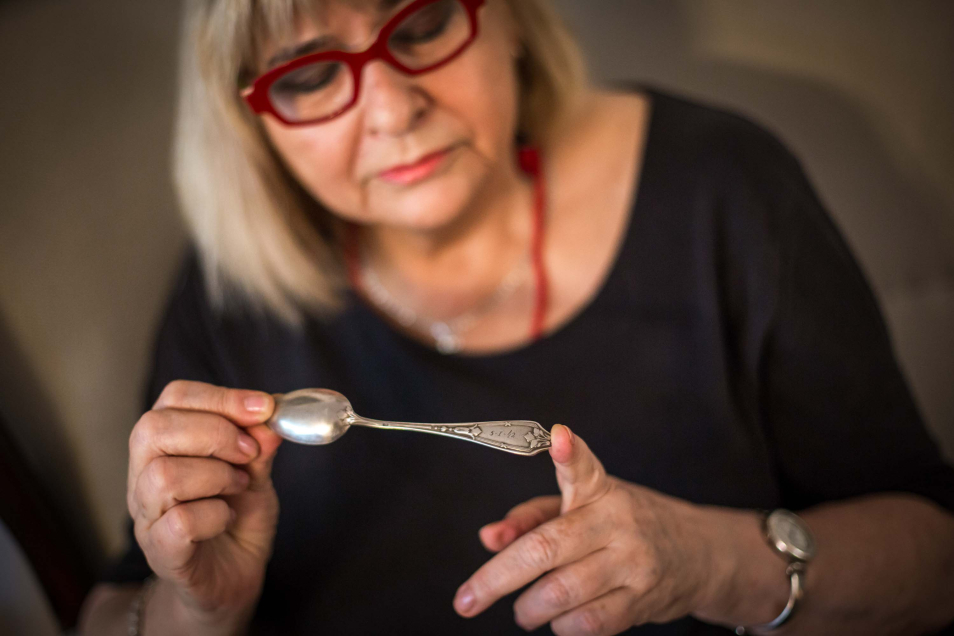 Elżbieta Ficowska trzyma srebrną łyżeczkę.