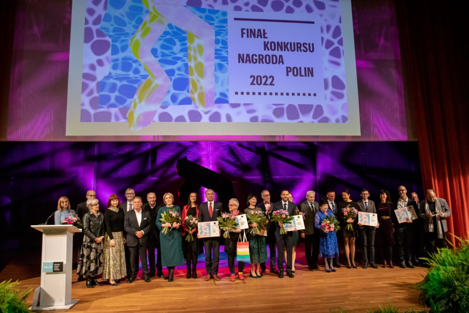 Wszyscy finaliści, laureatka i wyróżnieni w konkursie Nagroda POLIN 2022 stoją na scenie w Audytorium Muzeum POLIN.