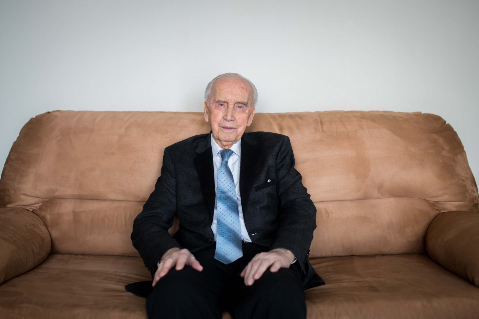 Józef Walaszczyk siedzi na kanapie.