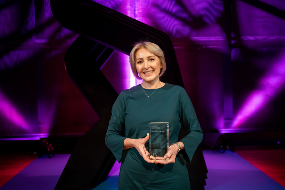 Katarzyna Łaziuk pozuje ze statuetką podczas gali Nagroda POLIN 2022.