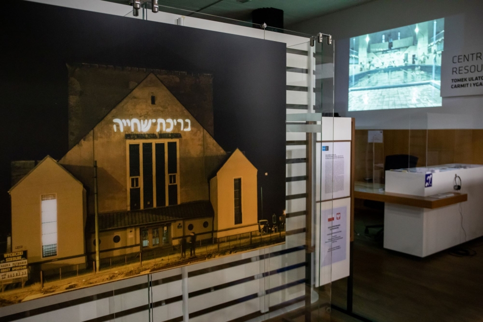 Instalacja z pracą Rafała Jakubowicza "Pływalnia" prezentowana w gablocie w Centrum Informacji Historycznej w Muzeum POLIN.