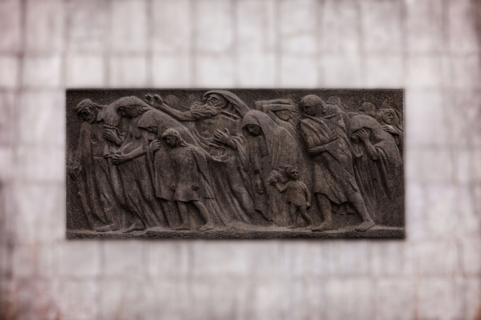 Relief na drugiej stronie pomnika Bohaterów Getta przedstawiający pochód cywilów.