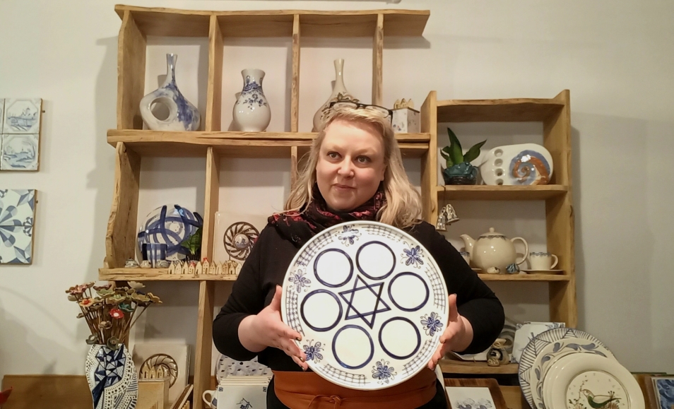 Beata Grudziecka trzyma przed sobą talerz sederowy.