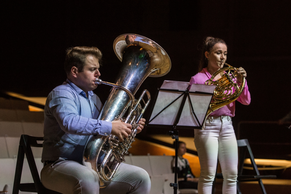 Audytorium Muzeum POLIN. Kobieta i mężczyzna grają na instrumentach dętych.