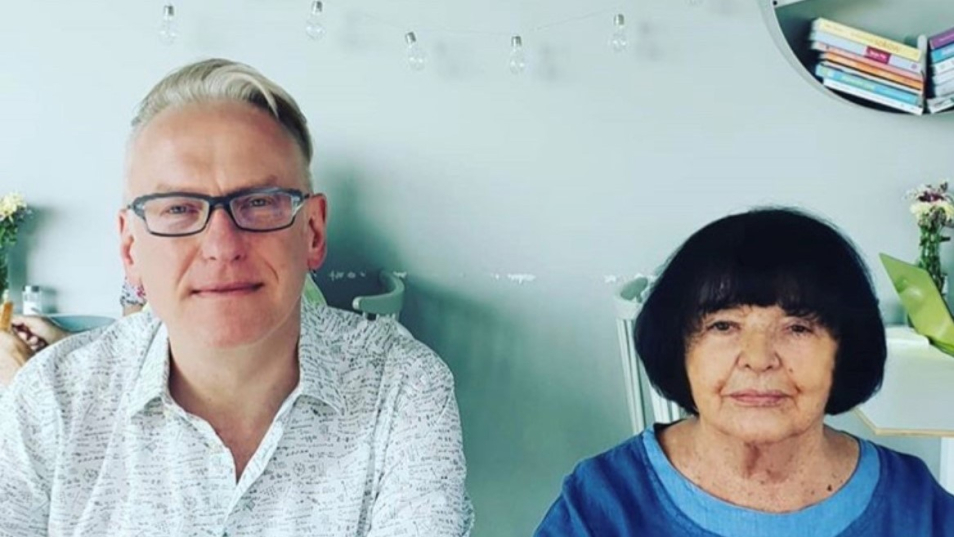 Mariusz Szczygieł i Hanna Krall siedzą obok siebie w mieszkaniu.
