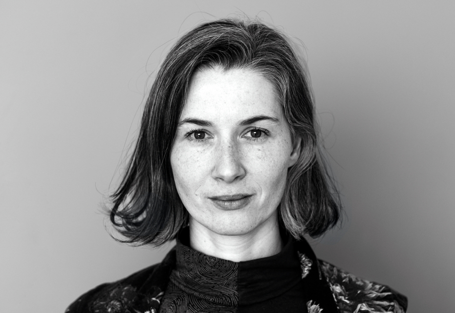 Karolina Wigura - brunetka z krótkimi prostymi włosami.