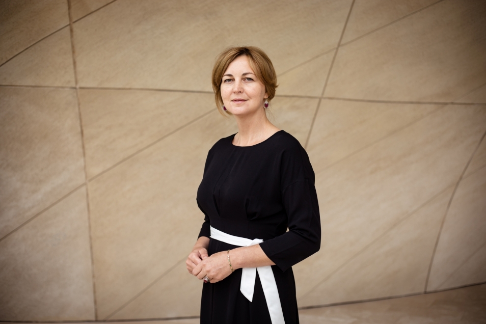Liliya Stadnik stoi na tle ściany w Muzeum POLIN.
