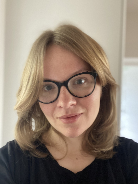 Maria Ferenc - blondynka w okularach z ciemnymi oprawkami.