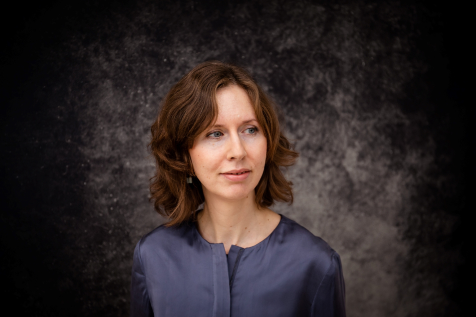 Kuratorka wystawy "Wokół nas morze ognia", Zuzanna Schnepf-Kołacz, patrzy w bok.