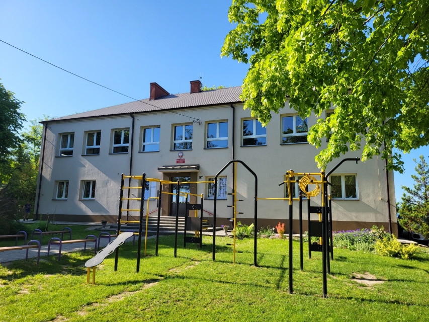 Budynek i otoczenie Szkoły Podstawowej w Mariance