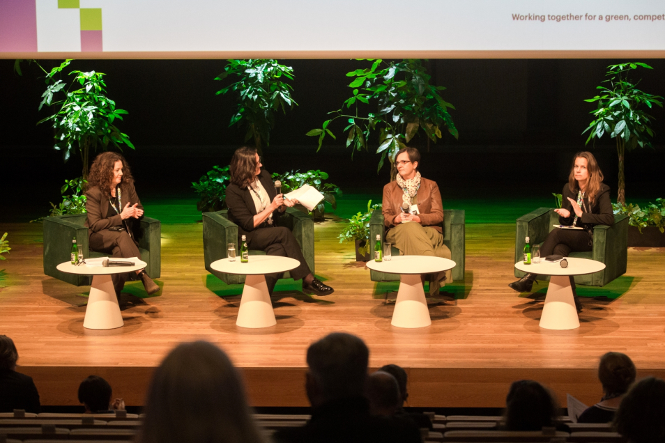 Panelistki jednej z sesji siedzą na scenie w audytorium Muzeum POLIN podczas kongresu Żydowskie Dziedzictwo Kulturowe.