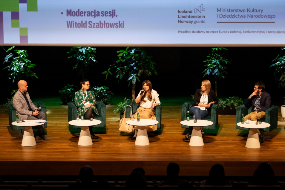 Na scenie w audytorium Muzeum POLIN uczestnicy jednej z dyskusji odbywającej się w ramach kongresu "Żydowskie Dziedzictwo Kulturowe".
