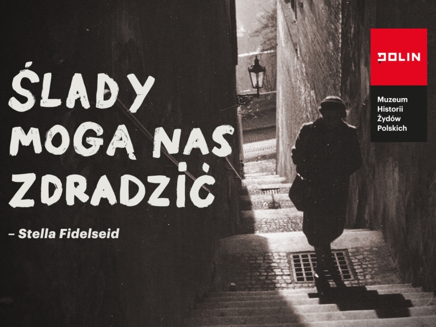 Stella idzie po schodach na wąskiej uliczce. Obok napis: Ślady mogą nas zdradzić - Stella Fidelseid. Na górze logotyp Muzeum POLIN.